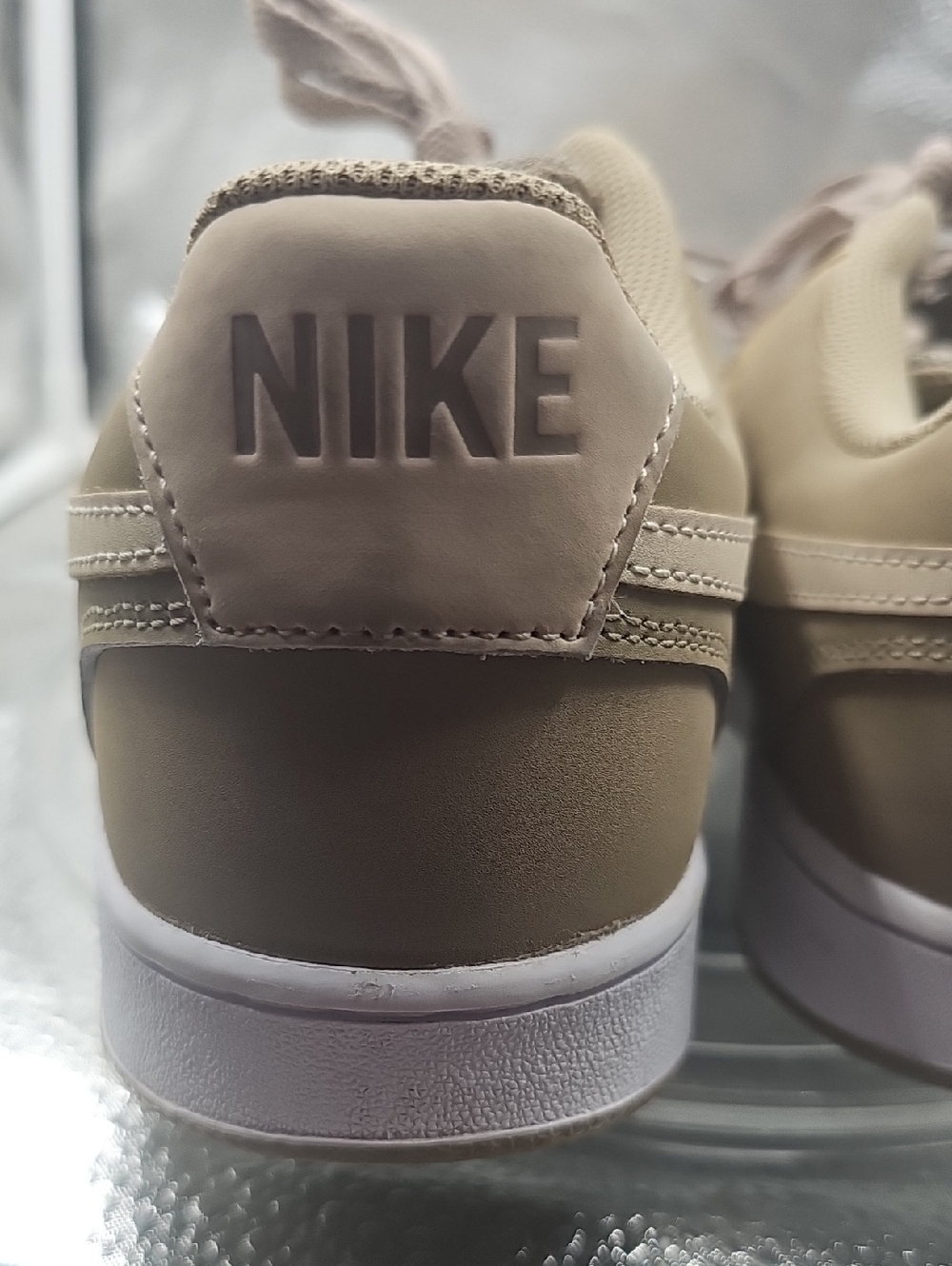 O  Mens Nike Tan And White Shoe - Picture 7 of 8